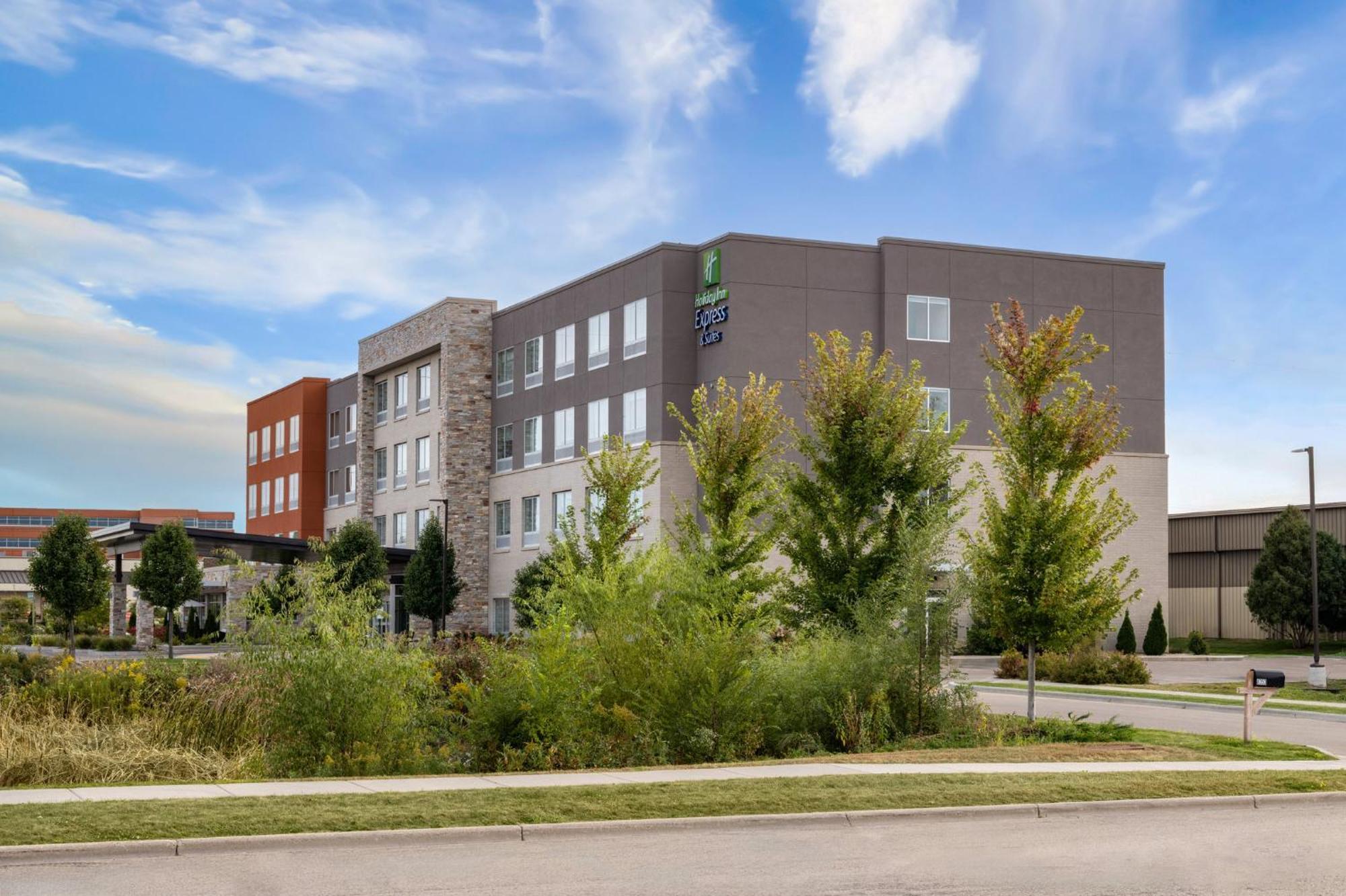 Holiday Inn Express & Suites - Madison West - Middleton By Ihg Exterior photo